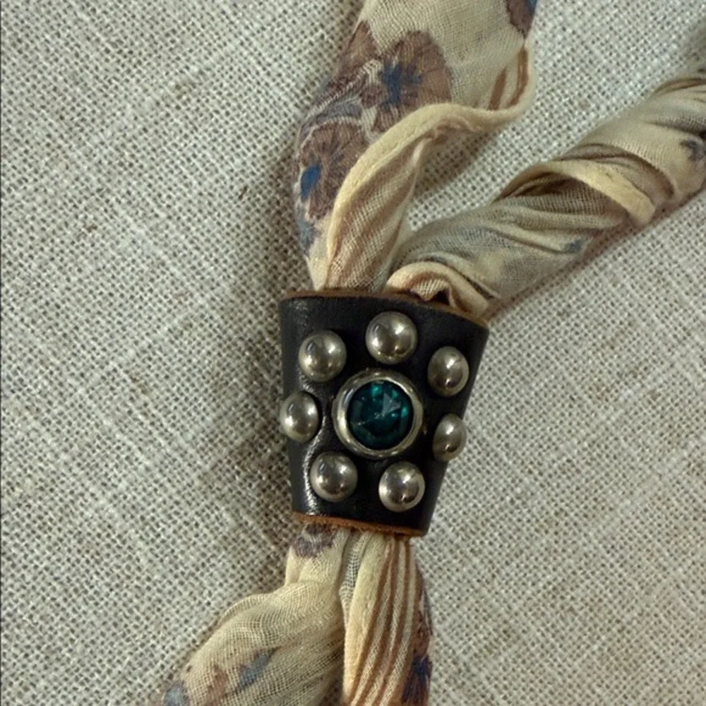 Floral‎ Scarf twisted does not include leather piece